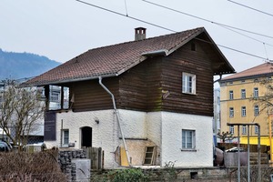  In Vorarlberg gibt es ca. 20 Bahnwärterhäuser, die alle gleich aussehen: im Erdgeschoss verputzt, oben Holzverschalung und ein Satteldach mit Überstand. Schon damals gab es eine Art Handlungsanweisung, auf lokale Gegebenheiten zu reagieren und sich in Formsprache und Farbgebung an die lokale Bauweise anzupassen. 1871 erbaut, war das Erscheinungsbild der Bahnwärterhäuser direkt an der Bahnlinie Lindau-Arlberg bis zum Verkauf 2012 relativ unberührt 