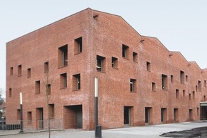  Das Gebäude besteht aus vier Elementen, jedes einzelne wurde mit einem anderen Material gebaut: die Außenwände aus Mauerwerk, das Dach aus Holz und die innenräumliche Struktur aus Beton 