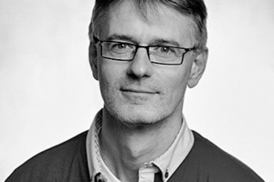  AutorAlexander Knirsch studierte Maschinenwesen an der Universität Stutt­gart. Seit 1993 ist er bei der Firma Transsolar Energietechnik tätig. Seit 1998 ist er dort Projektleiter im Bereich innovative Energiekonzepte und Niedrigenergie-gebäude.www.transsolar.com 