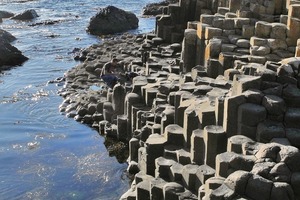  Das UNESCO Weltnaturerbe Giant´s Causeway entstand aus flüssiger Lava, die in 40 000, bis zu 11 m hohen, gleichförmigen Basaltsteinsäulen erstarrte 