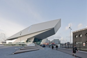  Die Arena öffnet sich mit einer breiten Glasfassade zur davorliegenden Terrasse und zur gegenüberliegenden Altstadt 