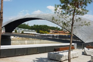  Die zwei von West 8 selbst entworfenen Brücken liegen am südlichen Ende des Parks in direkter Nachbarschaft eines ehemaligen Schlachthauses, dem Matadero 