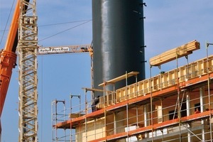  Die 15 m hohen Stahlspeichertanks wurden mit einem Kran von oben in die Gebäude eingelassen 