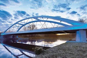  Ein Beleuchtungskonzept mit moderner LED-Technik und Farbsteuerung rückt die Brücke am Abend in wechselnde Lichtfarben  