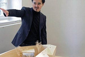  Zhang Ke erläutert das Xia Feng Art Museum 