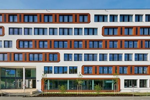  Die abwechslungsreiche Fassade des NuOffice wurde als VHF mit weißem Putz und Alucobond® Ligno im authentischen Holzdekor umgesetzt 