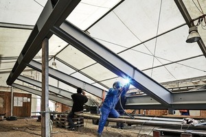  Die Montageteile werden auf der Baustelle mittels Kopfplattenstößen und HV-Schrauben zu einem biege-und torsionssteifen Tragwerk verbunden. Die Montageöffnungen werden luftdicht verschweißt 