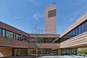  Zwei weitgespannte brückenartige Bauteile verbinden die Baukörper der Kirche und des Gemeindezentrums. Der Pfarrhof mit seinen zahlreichen Blickbeziehungen wird als gemeinschaftlicher Ort genutzt 