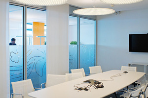  Neben den insgesamt 1 400
LED-Arbeitsplatzstehleuchten,
die in den Büros stehen, sind
auch in den Besprechungsräumen
LEDs installiert. Hier sorgen
Pendelleuchten für eine
funktionsgerechte Beleuchtung 