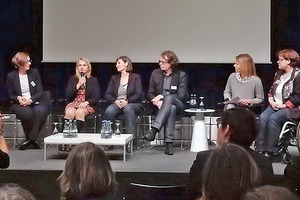  Podiumsdiskussion in Hannover, u. a. mit Verena Bentele, Beauftragte der Bundesregierung für die Belange von Menschen mit Behinderungen (mit Mikro) 