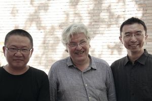  Im Schweizer Pavillon: Der Verleger Lars Müller (Mitte) mit den Spitzenarchitekten aus China und Japan: Pritzkerpreisträger 2012 Wang Shu (links) und  Sou Fujimoto. 