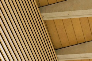  Mit 30 x 150 x 4 cm großen Elementen von NBK Terrart-Akustik in Zusammenhang mit der dahinterliegenden Dämmschicht kann der Schall durch ein- und abfahrende Züge deutlich reduziert und die Sprachverständlichkeit bei Durchsagen erhöht werden 
