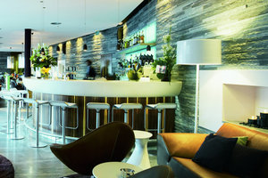  Die Bar bildet die räumliche Verbindung zwischen Restaurant und Lounge 