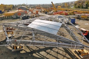  Zusammensetzung eines Glassegels auf  der Baustelle 