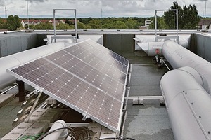  Die Morgensonne erwärmt die Luft im Fassaden­zwischenraum auf der Ostseite. Diese steigt bis zum Dach auf, strömt unterhalb der auskragenden Attika über Rohrleitungen zur Westfassade 