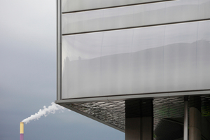  Die Folienkissen werden in Rahmen geklemmt. Die Untersicht des Fassadenraums ist mit Spiegeln verkleidet, die zusätzlich Licht und Farbbewegungen in die Halle lenken 