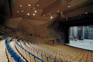  Ehemals 851 Sitze, finden heute im Schauspiel Stuttgart etwa 680 Zuschauer Platz. Diese Reduzierung verbessert den Direktschall 