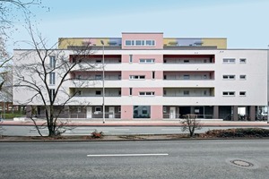  Der horizontal gestreckte Putzbau entlang der Hammer Straße zeigt die Laubengangerschließung und die Farbigkeit der gesamten Anlage 