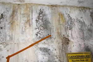  Bild 1: Schadensbild an der Außenwand der Tiefgarage im Überblick 