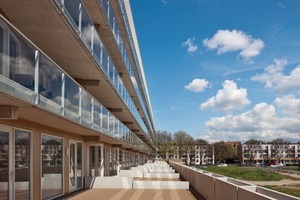  Das Dach der Parkplätze bildet die großzügige Terrasse der Maisonette­wohnungen im 1. Obergeschoss 