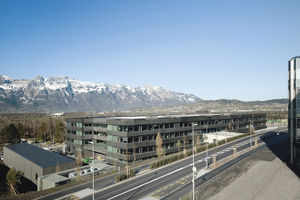  Der langgestreckte Baukörper des Hilti Innovation Center in Schaan. Hier sind die am Innovationsprozess beteiligten Bereiche unter einem Dach vereint 