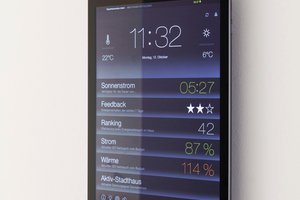  Mit dem eigens entwickelten Informationstablet können die Bewohner ihren eigenen Verbrauch überwachen und steuern  
