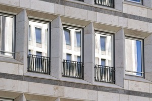  Die alten Holzfenster sind gegen Aluminiumfenster ausgetauscht worden, die Farbigkeit bleibt erhalten. In Abstimmung mit dem Denkmalschutz senkten die Architekten die Fensterbrüstungen und versahen die Fenster mit einer absturz-sicheren Glasbrüstung 