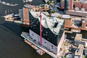  Der große Konzertsaal liegt unterhalb der mittigen Spitze. Die Öffnung rechts davon trennt Hotel und Konzerthaus und belichtet die Foyer-Bar im 15. OG 