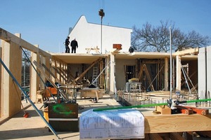  Die Konstruktion setzt sich aus Holz- und Stahlbetonfertigteilen zusammen. Der teilunterkellerte Bereich, die Erschließungskerne, die Brandwände sowie die Decke über dem EG sind in Stahlbeton geplant, alle anderen Bauteile sind Holzkonstruktionen 