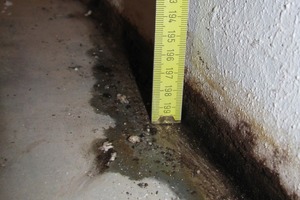  Bild 1: Wassereintritt im Bereich der Anschlussfuge Bodenplatte-Wand 
