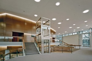  Im Zuge der Sanierung gestaltete Klaus Roth ebenfalls das obere, hier zu sehen, und untere Foyer um 