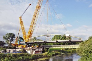  230 t Stahl werden eingehoben. Im Hintergrund die noch vorhandene Rohrbrücke 