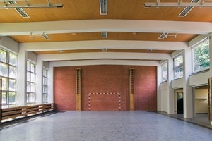  Sporthalle vor der Umnutzung in Wohnraum 