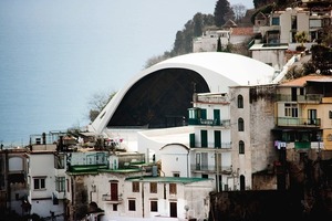  Das Auditorium Oscar Niemeyer Ravello wirkt sehr dominant im Bestand 