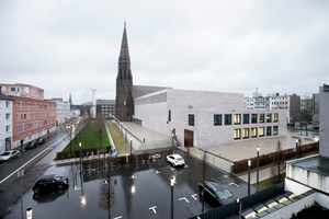  Westansicht des Ensembles mit geplantem Park, dem großen Saal, der Kirche und dem kleinen Saal dahinter 