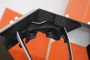  Die 3D-Multimediabrille 3D-Multimediabrille „cinemizer OLED“ wurde in eine ringförmige Leichtbaukonstruktion aus Carbon integriert 