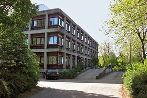  Auf Drängen von Stadt und Region, die beide aktiv das Pro­jekt unterstützen, kaufte WoonFriesland das Bürogebäude im März 2010. Dieses war durch den Umzug der Polizei in den benachbarten Neubau frei geworden 