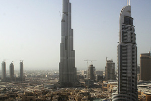  Der Schatten des Burj Chalifa, inmitten einer kruden Mischung aus westlicher Downtownarchitektur und arabischer Souk-Imitate, reicht bis über die Küstenlinie ins Meer hinein 