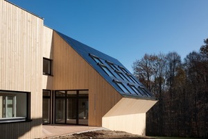  Ein im Westen liegendes dreiseitig umschlossenes Atrium holt durch Form und Ausrichtung ein Maximum an Sonnenlicht ins Haus. Gleichzeitig ist es ein nicht einsehbarer Sitzplatz mit Gartenanbindung 