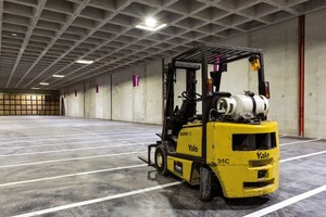  Dank der Kassettendecke können im Geschoss darüber schwere Gabelstapler frei bewegt werden. Die Rohbauwandstöße wurden zu Schattenfugen, in denen vertikale Leitungstrassen verdeckt liegen 