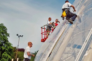  Durch Druckveränderung lässt sich die Lage der bedruckten Folien zueinander variieren. Das reduziert oder erhöht, je nach Bedarf, die Transluzenz der Kissen und damit den Licht-und Wärmeeintrag ins Gebäude 