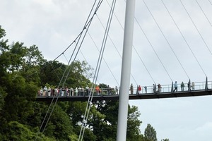  Schon 1987 planten Schlaich Bergermann und Partner die erste einseitig aufgehängte Fußgängerbrücke mit gekrümmtem Grundriss 