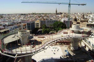  Baustelle im Herzen Sevillas, im Hintergrund die Giralda, der Glockenturm der Kathedrale 