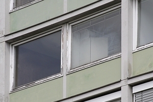  Fassade Wohnturm: Dort, wo die Drehfenster noch original sein dürfen, darf (aus Brandschutzgründen!) niemand mehr sein. Leerstand durch Konzeptlosigkeit? 