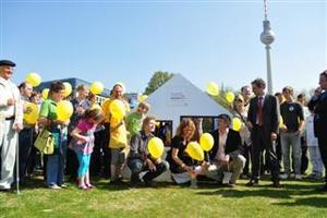 16 Solar-Familien aus allen Bundesländern eröffneten mit dem symbolischen Bau eines Solarhauses die "Woche der Sonne 2010"  