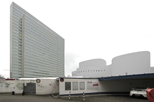  Hinterhofstimmung am Gustaf-Gründgens-Platz? Hier die kleine Garage hinter der Schlussmauer am Platz 