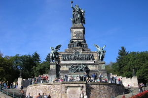  Symbol unversöhnlichen Nationalismus: das Niederwalddenkmal in Rüdesheim am Rhein  