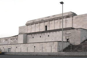  Unkontrollierter Verfall in kontrolliertem Rahmen? Reichsparteitagsgelände Nürnberg, Tribüne am Zeppelinfeld 