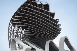  Am Südende des Gebäudes befindet sich der Eingang des Stadions - zwischen dem hohen Kopf des Drachens und dem abflachenden Ende 