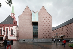  Westansicht Historisches Museum mit Ausstellungsriegel (Mitte), Platz und südlichem Flügel. Links die Alte Nikolaikirche 